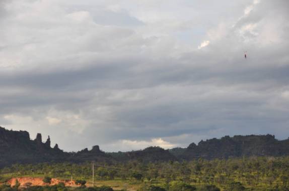Tirolesa gigante (no alto, à direita) com o visual da Chapada das Mesas, região de Carolina - MA